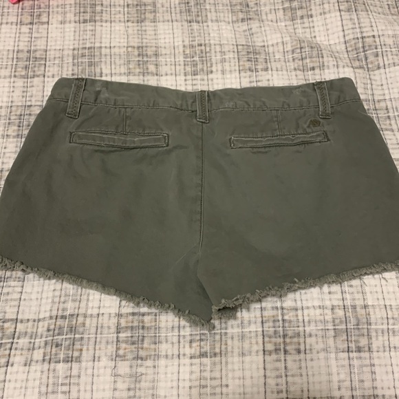 Aeropostale size 9/10 grey distressed raw hem cargo shorts - Picture 2 of 2